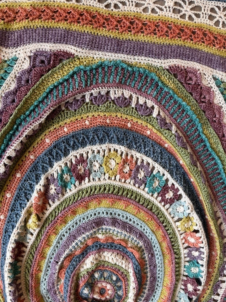 Tiro de ganchillo hecho a mano, flores 3D, campo, aspecto de casa con borde cuadrado de abuela Foto 4 de 4