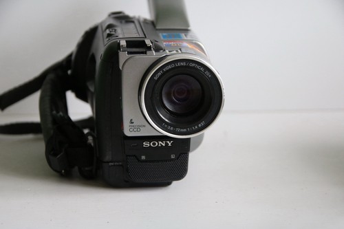 SONY DCR-TRV110E DIGITAL 8 CAMCORDER Digital 8 Hi8 8mm - With Benetton Case - Picture 7 of 15