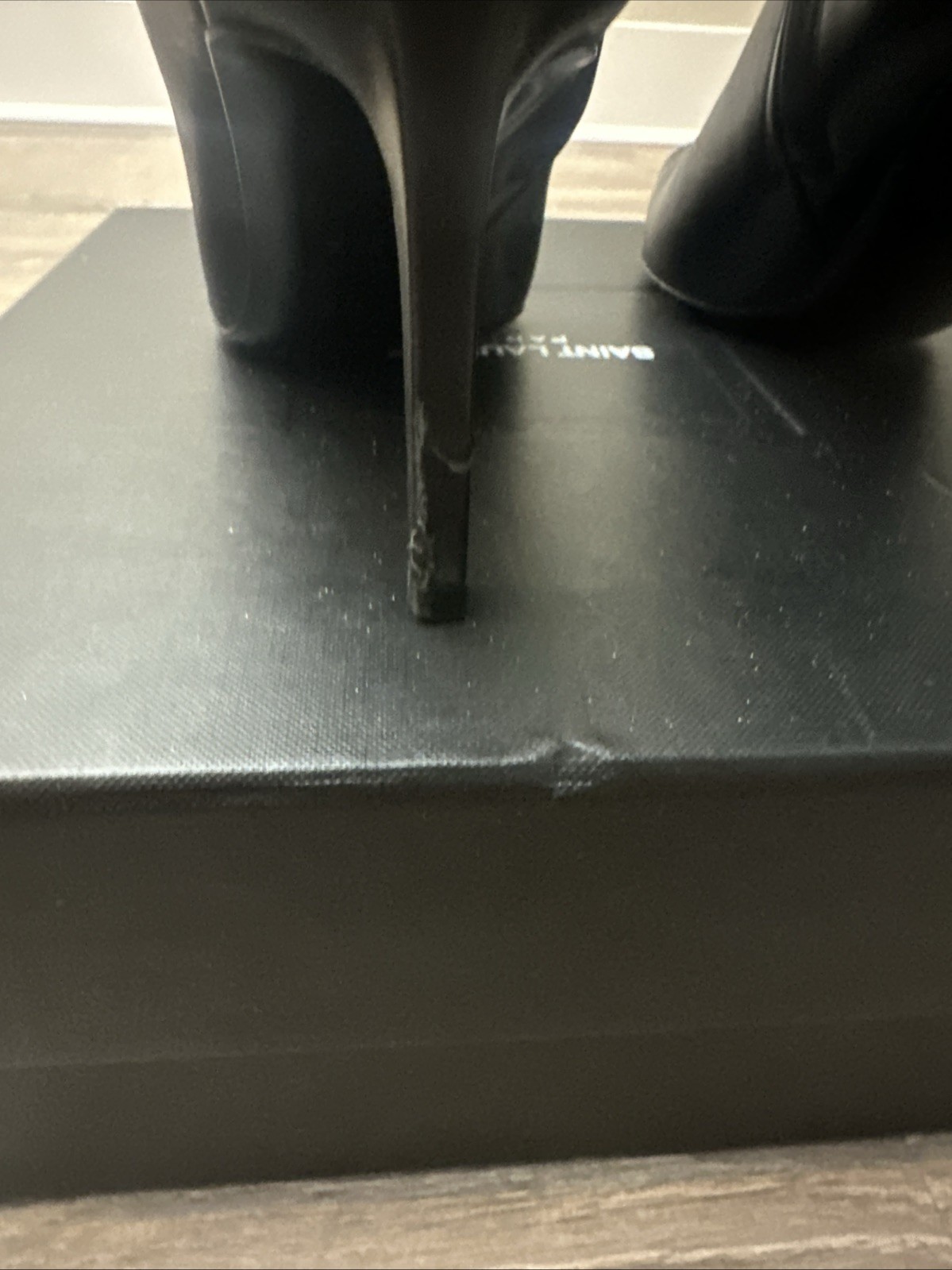 Stivaletti Saint Laurent in pelle nera con tacco e punta a cappuccio borchiata tg 37 5