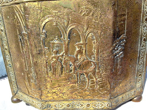 VINTAGE BRASS on WOOD COAL / LOG / STORAGE BOX - EMBOSSED HISTORICAL SCENE - Picture 6 of 16