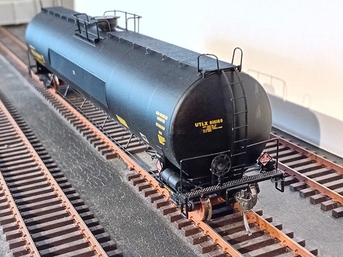 Athearn RTR UTC 33K LPG Tank Car - Flat Panel - HO Scale - Picture 4 of 9