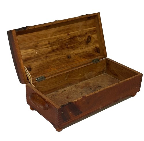 Vintage Zeder gefütterte Holzschatulle mit Segelschiff auf Deckel Fuß Schmuckschatulle