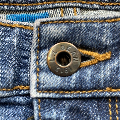 L.L.Bean Favorite Jean Curvy Fit in a size 8 Petite Great Condition - Picture 12 of 14
