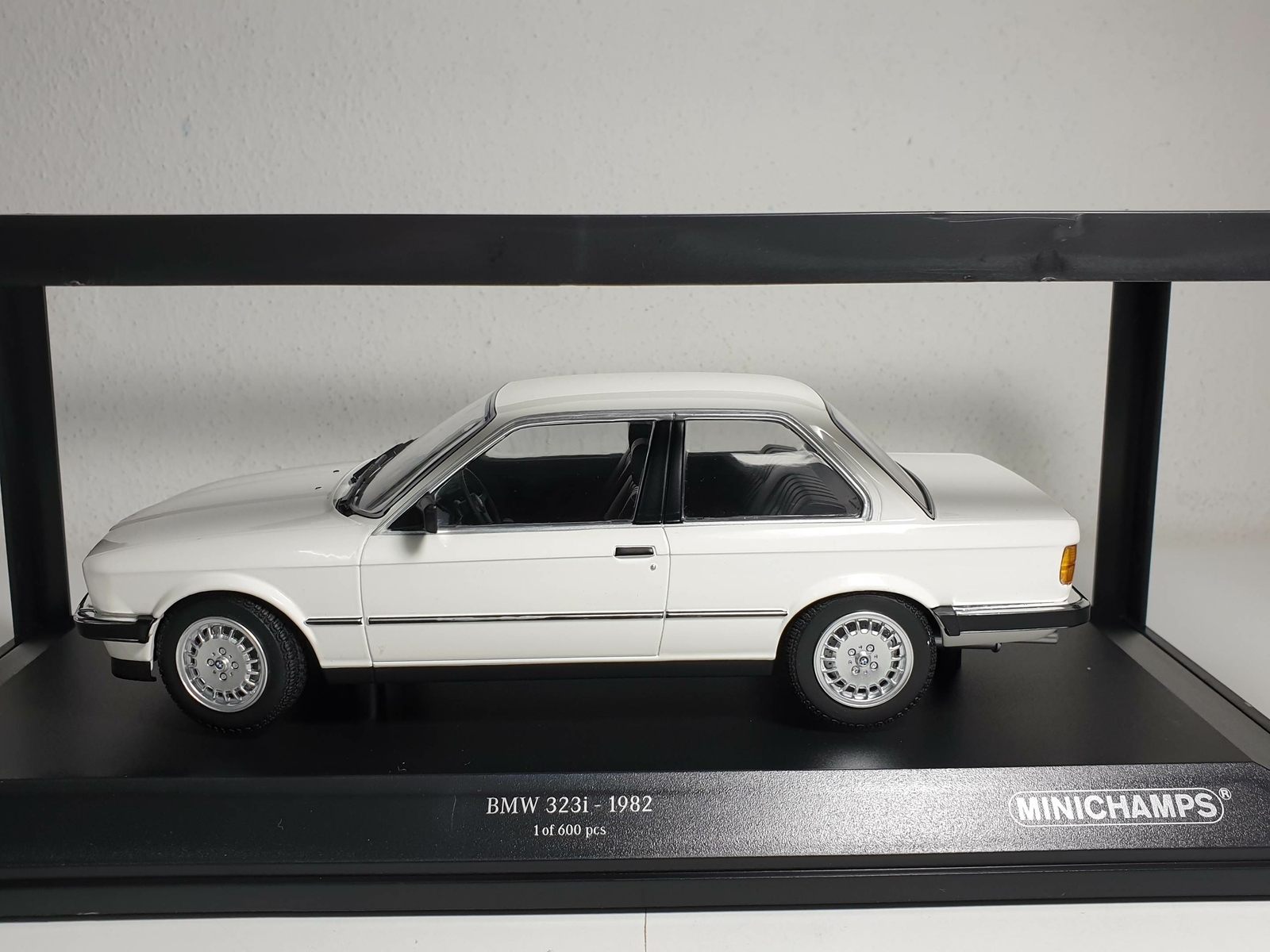 1 18 Minichamps BMW 323i (E30) weiss (1982) 1 18 Minichamps BMW 323i (E30) weiss (1982)
