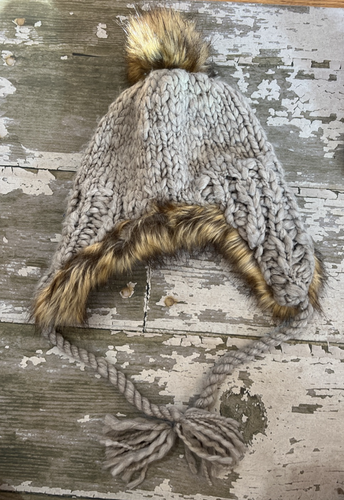 NWT AMERICAN EAGLE Outfitters AEO Gray Cable Knit Trapper Fur Bomber Pom Hat O/S - Picture 2 of 4