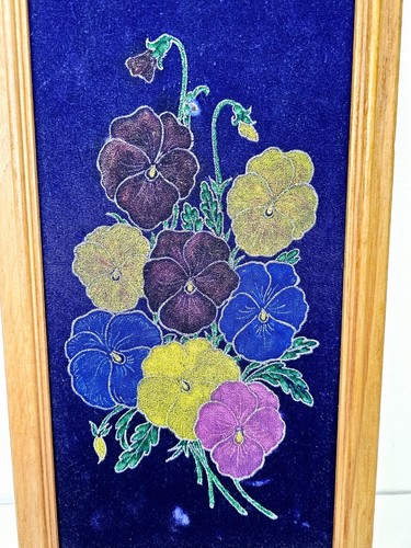 Vintage Cottagecore Groovy Blumenmalerei auf Samt Stiefmütterchen Holzrahmen MCM - Bild 5 von 9