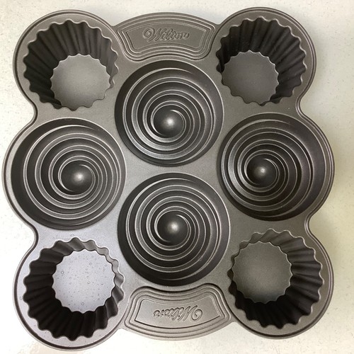 Wilton Large Cupcake Pan Makes 4 Bottoms and 4 Swirl Tops Great for Valentines