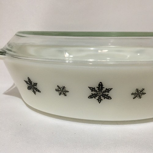 vintage pyrex snowflake white casserole dish with lid - Picture 5 of 16