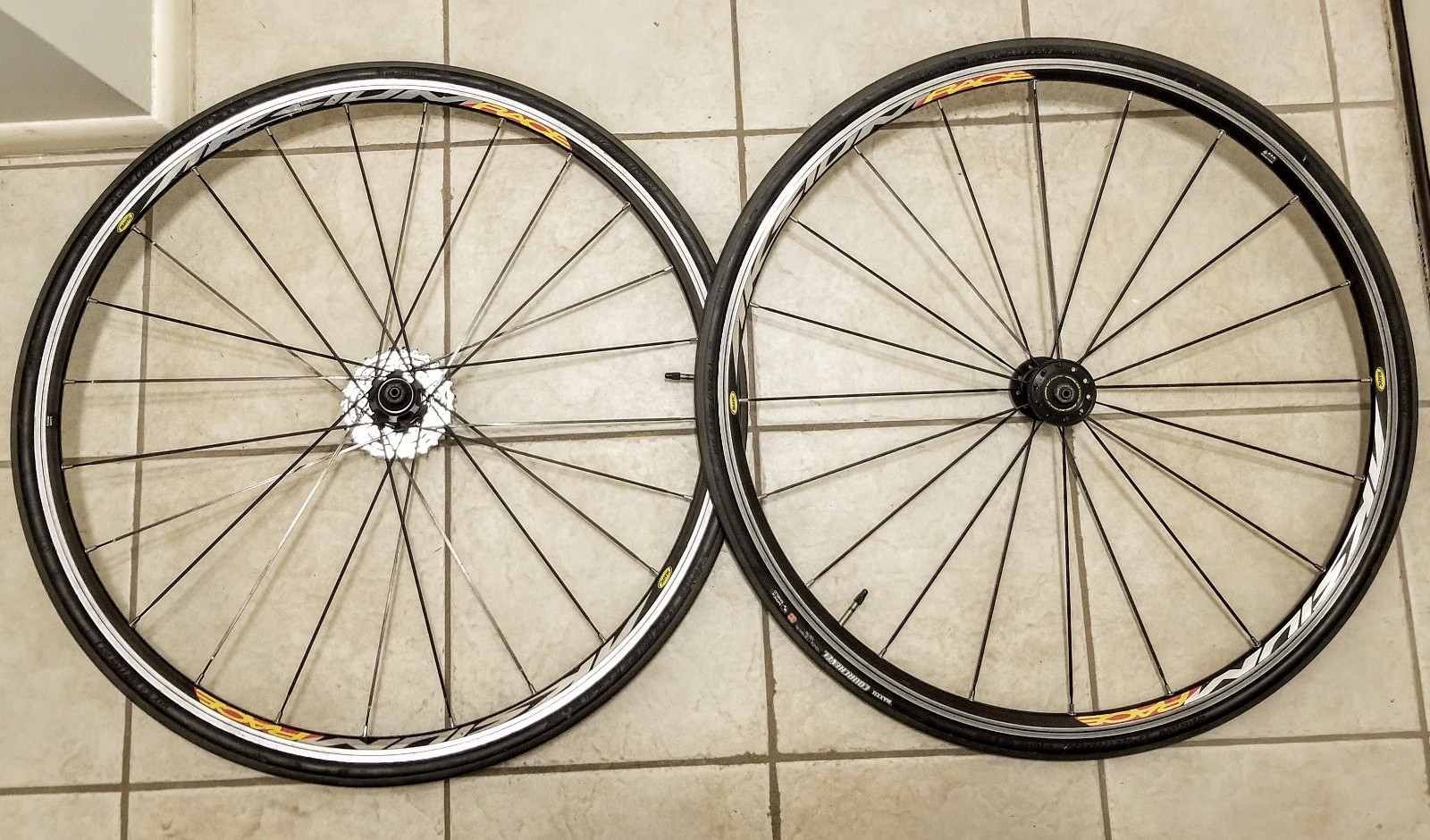 Mavic Aksium Race 700c Clincher Wheel Set 8 9 10 Speed Mavic Aksium Race 700c Clincher Wheel Set 8 9 10 Speed