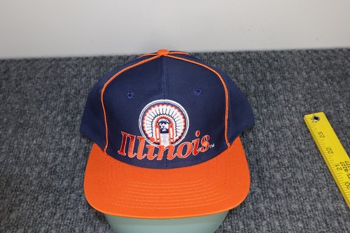 De colección Illinois Fighting Illini Sombrero Gorra El Juego Snap Back Script Logo Azul - Imagen 2 de 12