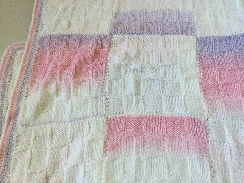 BABY AFGHAN - Tejido a mano - Multicolor - 50" X 34" - Lavar y secar a máquina Foto 3 de 4