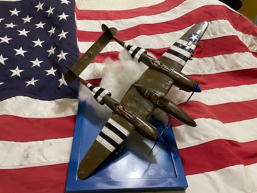 Trombettiere P-38J in volo con supporto, schema di vernice per camme per D-Day - Foto 10 di 13