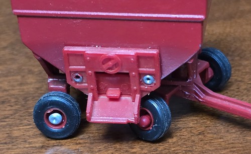 Ertl 1/64 Scale International Harvester Gravity Wagon/Trailer Diecast Red/Black - Picture 8 of 9