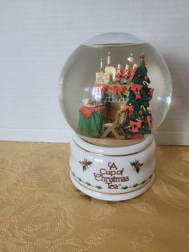 Schöne Schneekugel "A Cup of Christmas Tea" - leuchtet - Spieluhr - von Waldmann - Bild 1 von 8