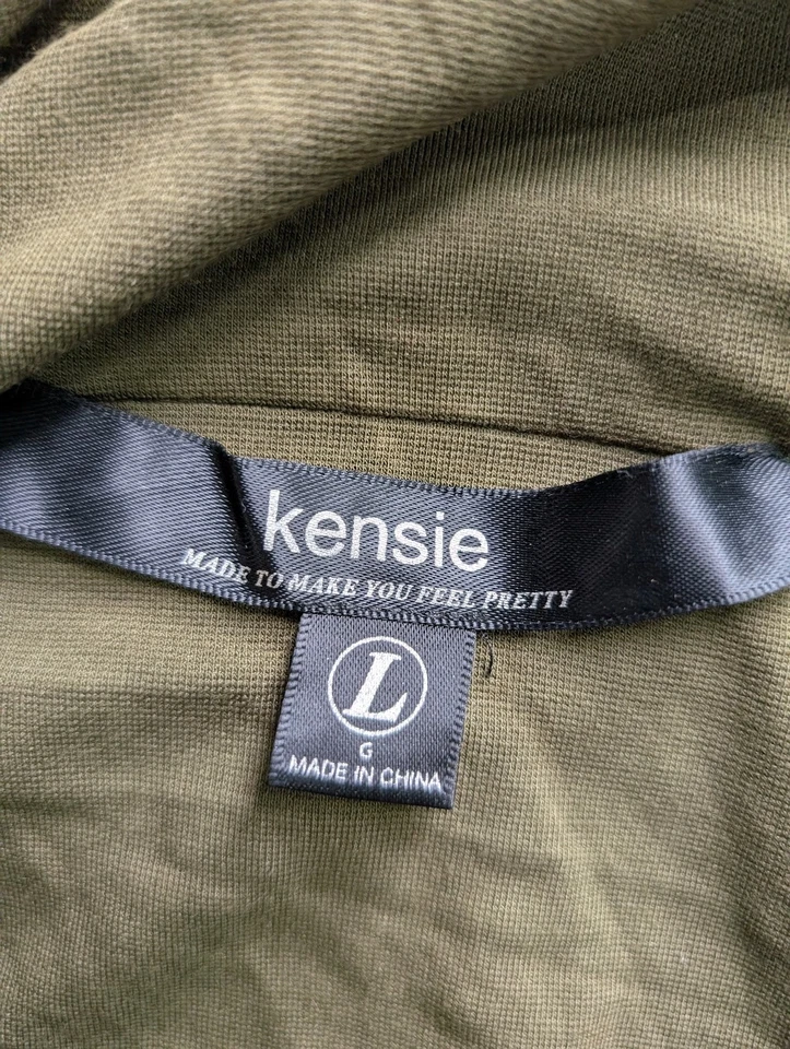 Top informal de manga larga con botones verde talla grande Kensie para mujer Foto 2 de 4