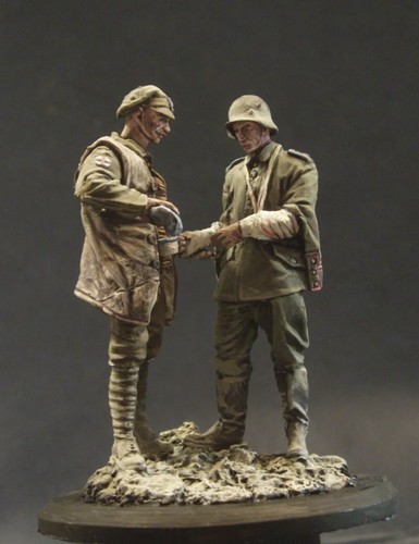 1:35...Resina/Resina...WWI...2 soldato olandese figure...soldato medico e 2 pazienti...