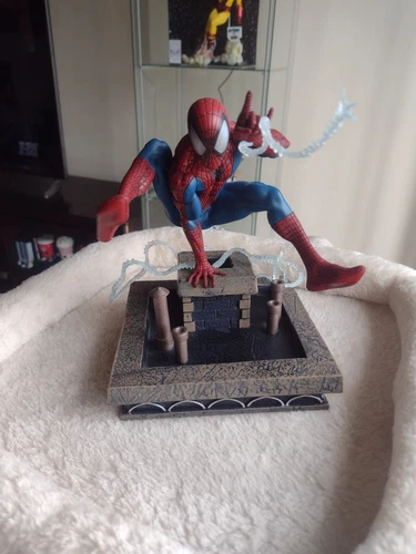 DIAMOND SELECT TOYS MARVEL GALLERY SPIDER-MAN ‘90s STATUE 