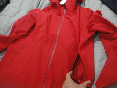 UNIQLO Jacket Mens Medium RED Zip Hooded Water Resistant Breathable Windbreaker - Picture 3 of 9