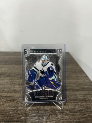 Artefactos de cubierta superior 2024-25 Devin Cooley Rookies plata RC/999 #186 Calgary