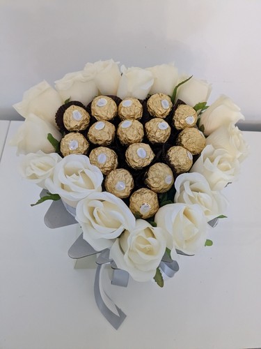 Schokoladenstrauß Herz Creme Ferrero Rocher Seidenblumen - Geschenkkorb - Bild 3 von 4