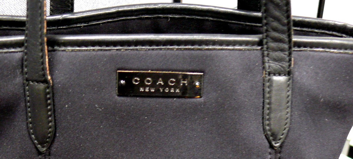 COACH ロゴ入り Shi------on.*. 公式】COACH – コーチ | 【DISNEY X COACH】スウィンガー 20