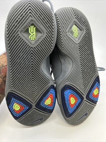 Nike Kyrie 3 Big Kids GS Basketball Shoes Gray 859466-001 Boys Size 7 Y - Picture 11 of 15