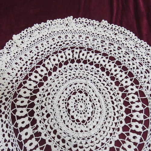 VINTAGE HAND MADE WHITE DOILY STYLE DRAPEY HEAVY ROUND TABLECLOTH EMBROIDERY - Picture 7 of 11