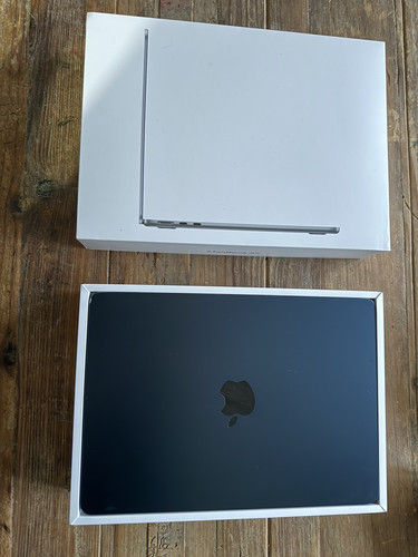 Apple MacBook Air 13.6" (256GB SSD, Apple M2, 8GB RAM) Laptop - Midnight Blue - Afbeelding 1 van 11