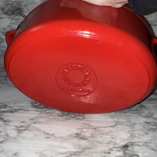 Horno holandés de hierro fundido esmaltado Martha Stewart Collection 6 cuartos con tapa rojo ovalado - Imagen 7 de 11