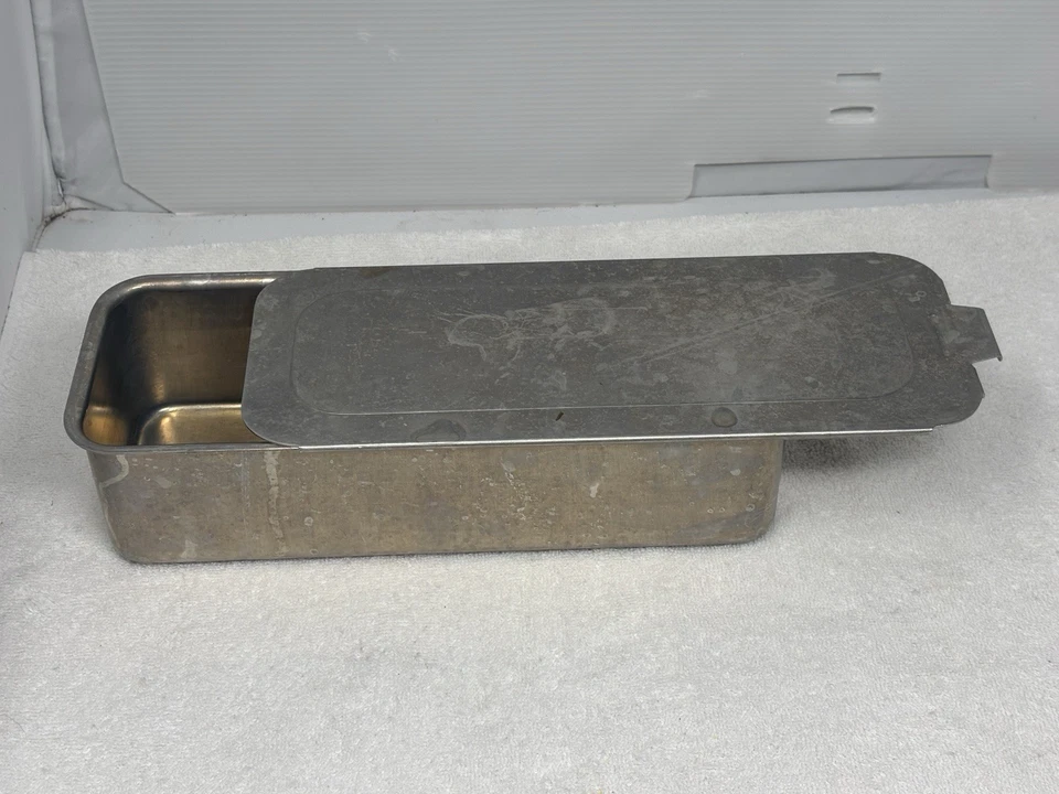 复古 Mirro 5197M 铝面包盘带滑动盖 10-1/4" x 3-5/8" x 2-5/8" — 第 2/4 张图片