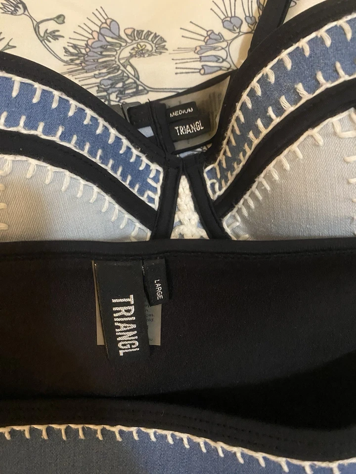 Conjunto de Bikini Marca Triangl Bordado Negro y Azul, Parte Superior Mediana e Inferior Grande Foto 3 de 3