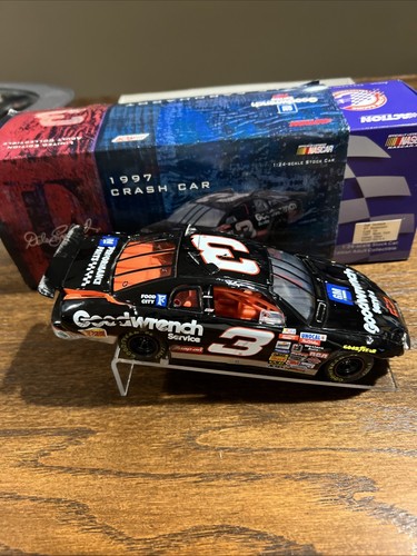 Dale Earnhardt 1997 Daytona Crash Car 1/24 Action - Picture 3 of 5