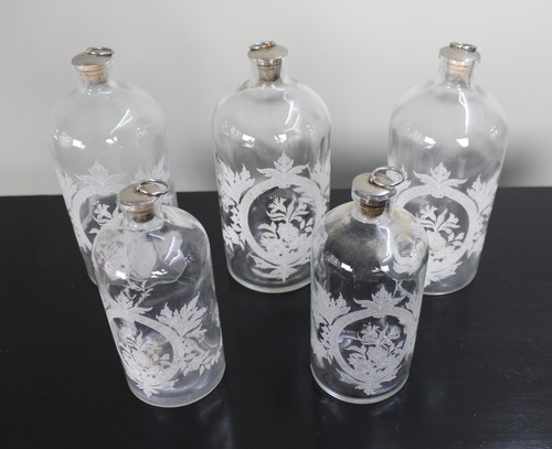 Juego de cinco botellas victorianas de vidrio grabado Spirit o boticario - Alrededor de 1880 - Imagen 3 de 9