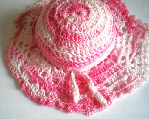 VINTAGE HAND CROCHETED PIN CUSHION HAT SHAPED VARIEGATED PINK WITH FLOWERS 5" - Picture 4 of 5