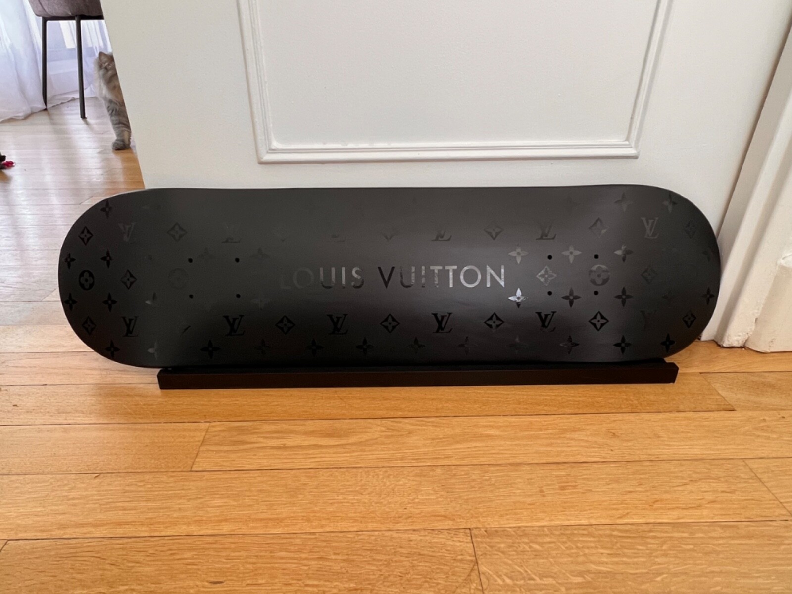 Skateboard Louis Vuitton numéroté incarnez l'esprit de la liberté urbaine avec élégance