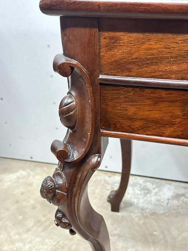 Mesa de trabajo de costura de palo de rosa de la década de 1860 rococó victoriano tallado ojo de pájaro interior fino Foto 3 de 4