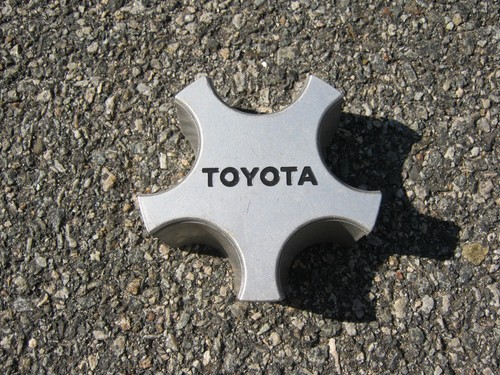 One factory 1986 to 1990 Toyota Supra alloy wheel center cap hubcap 71698 - Picture 17 of 18
