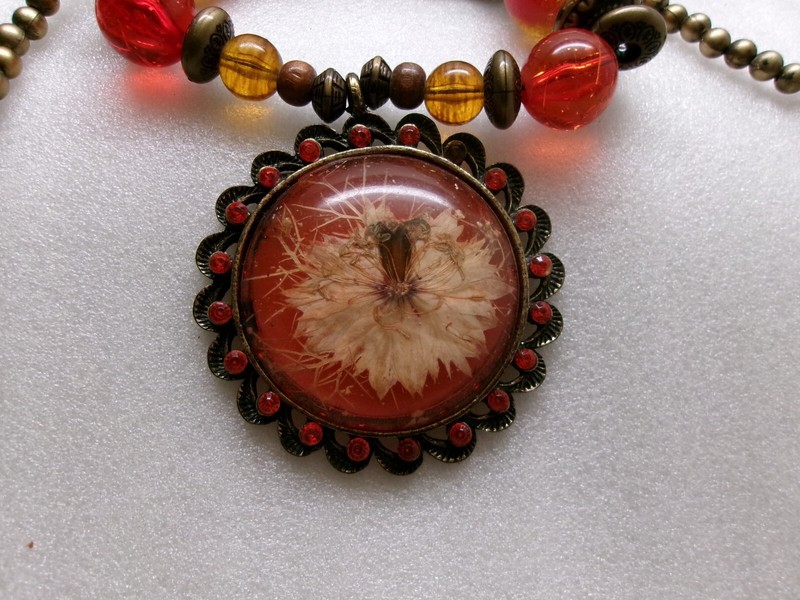 Vintage Flower in Lucite Pendant Rhinestones Lucite &Bronze Tone Beads Necklace