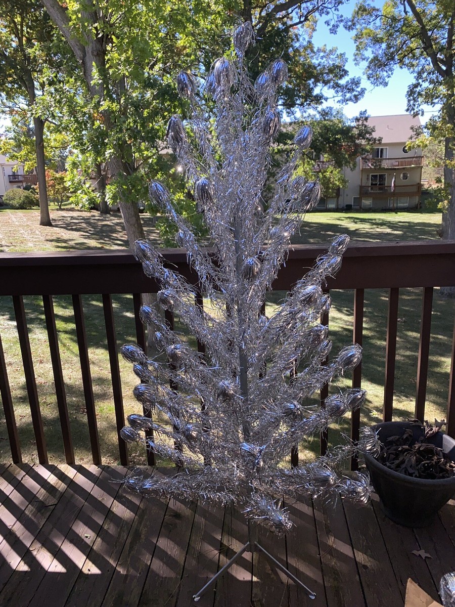 Vintage Splendor Pom Pom Aluminum Christmas Tree 6' 66 Branch by
