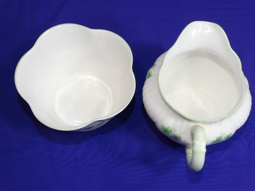 LOVELY ROYAL YORK FINE BONE CHINA CREAMER & SUGAR BOWL PETITE SHAMROCK ENGLAND - Picture 5 of 7