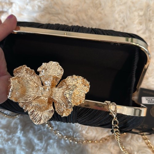 Pochette House of Harlow 1960 nera e oro con chiusura floreale nuova con etichetta - Foto 6 di 11
