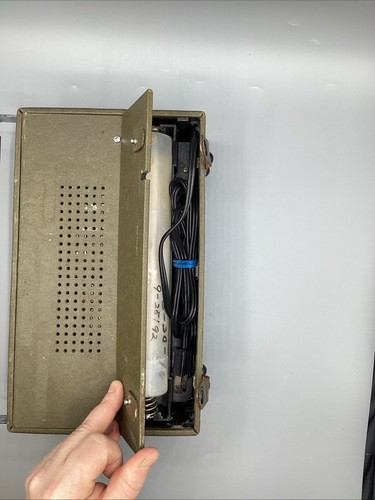 Montgomery Ward Airline Vintage Radio Corded & Battery Gen-1392A Works - Picture 4 of 6