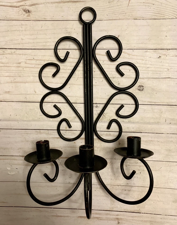 Hermoso Aplique de Pared Tres Velas de Hierro Forjado Campo Francés Pergamino Negro De Colección Foto 2 de 4