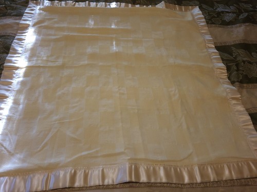 Disney 36x36 Yellow Winnie The Pooh Check White Flannel Back Satin Trimmed  VTG - Picture 8 of 24