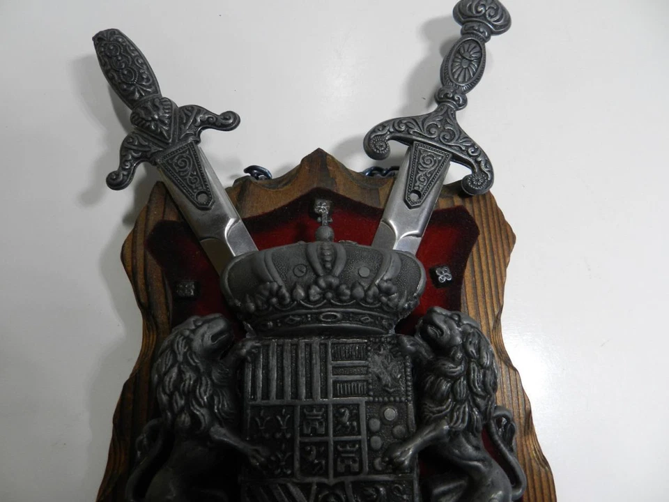 PLACA DE PARED TALLADA PERSONALIZADA ESCUDO DE ARMAS -3D METAL MADERA 2 ESCUDO ESPADA Foto 3 de 4