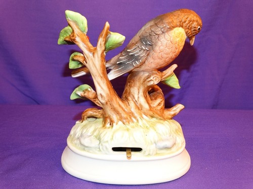 VINTAGE GORHAM BISQUE PORCELAIN MUSIC BOX ROBIN ON BRANCH PLAYS LARA'S THEME - Picture 4 of 6