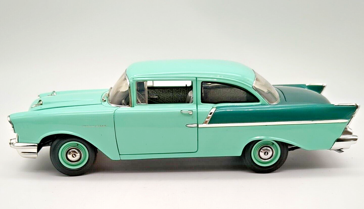 訳あり商品 Tone Two Sedan Utility 150 Chevy 1957 Green Scale 1:18 乗用車