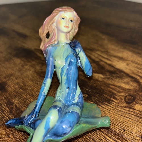 Weibliche Elfe Fee Pixie Regal Sitter sitzende Figur auf Blatt blau/grün *LESEN* - Bild 8 von 17