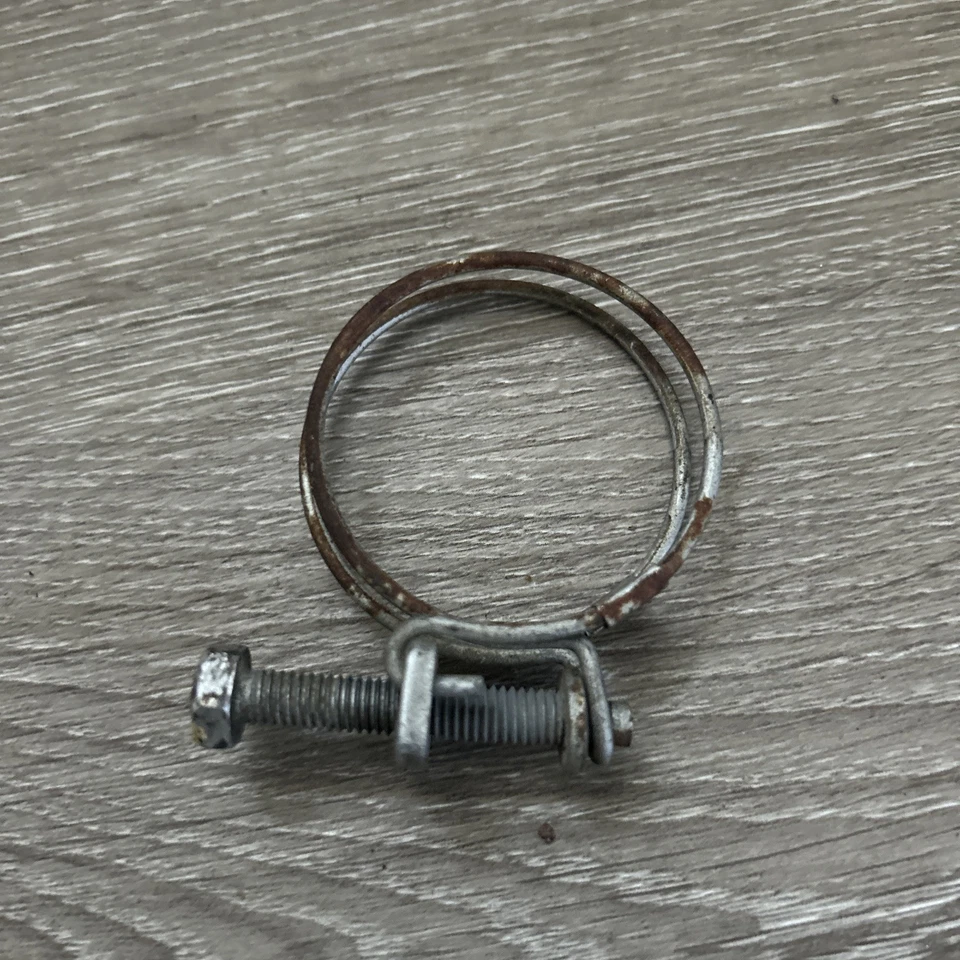 Abrazadera de manguera de combustible 88-91 Crx tanque de gasolina llenado de combustible cuello tubo clip usado OEM Honda Foto 2 de 4