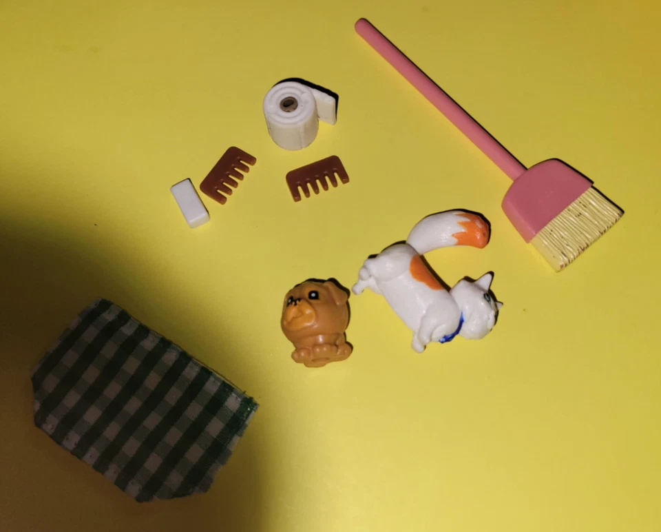 Piezas de muebles de casa de muñecas vintage Maple Town Calico Critters - al azar Foto 4 de 4